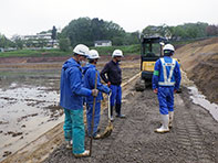 俵町ほ場整備-農道敷砕石工