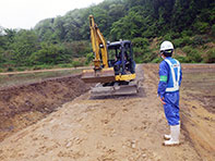 俵町ほ場整備-農道敷砕石工